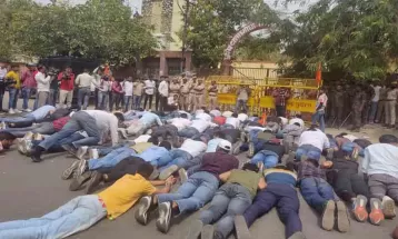 ABVP कार्यकर्ताओं ने पुलिस की सद्बुद्धि के लिए गाए भजन और रामधुनी