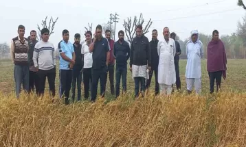 बीजेपी प्रदेश अध्यक्ष सतीश पूनियां पहुंचे खेतों में, कहा-बारिश से खराब हुई फसलों के लिए सरकार किसानों को दे मुआवजा
