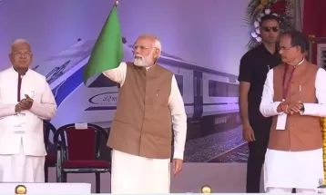 मध्य प्रदेश की पहली वंदे भारत ट्रेन को मोदी ने दिखाई हरी झंडी, बोले- कांग्रेसी कहेंगे मोदी तो अप्रैल फूल बना रहा