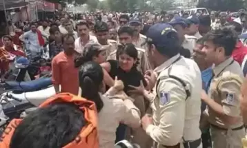 पंडित प्रदीप मिश्रा के कथा स्थल पर फिर जमकर मारपीट, महिला पुलिसकर्मी से भिड़ीं बाउंसर, दोनों में जमकर चले लात-घूंसे