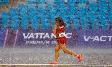 हार के बावजूद एनीमिया से पीड़ित कंबोडियाई एथलीट ने बारिश में भींगते हुए 5000 मीटर की रेस पूरी की, 90 सेंकेंड तक ट्रैक पर अकेली दौड़ी