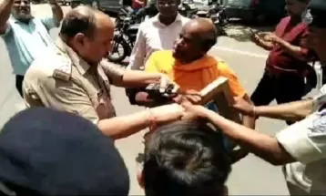 ग्वालियर में नाथूराम गोडसे की जयंती मना रहे हिंदू महासभा के कार्यकर्ताओं से पुलिस ने तस्वीर छीनी, नहीं करने दिया पूजन