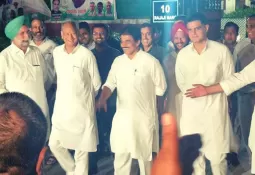गहलोत और पायलट में सुलह; खड़गे के निवास पर राहुल गांधी के साथ चार घंटे चली बैठक, दोनों नेता राजस्थान में विधानसभा चुनाव मिलकर लड़ेंगे