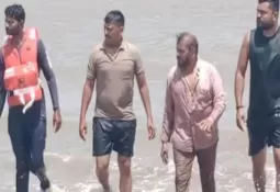 गुजरात में भाजपा विधायक ने तीन युवकों को समुद्र में डूबने से बचाया; चार दोस्त बीच पर नहा रहे थे, लहर खींच ले गई, चौथे युवक की मौत