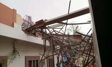 बुरहानपुर में तेज आंधी से इलेक्ट्रॉनिक शोरूम पर गिरा बीएसएनएल का टॉवर, तीन कर्मचारी घायल; 20 जून तक प्रदेश में आ सकता है मानसून
