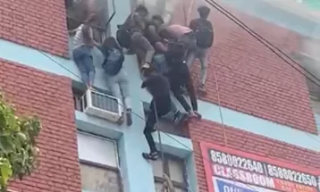 दिल्ली के मुखर्जी नगर के कोचिंग सेंटर में लगी आग; जान बचाने के लिए छात्र तीसरी मंजिल से तारों के सहारे नीचे उतरे, कुछ खिड़की से कूदे