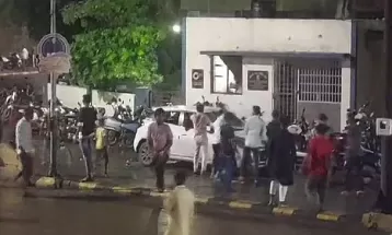 गुजरात में दरगाह हटाने के नोटिस पर बवाल, भीड़ ने थाने पर किया हमला; झड़प में एक व्‍यक्ति की मौत, डीएसपी और चार पुलिसकर्मी घायल