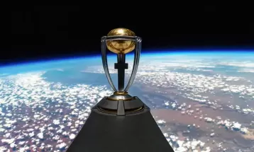 आईसीसी ने वनडे वर्ल्ड कप की ट्रॉफी स्पेस में लांच की, 12 हजार फीट की ऊंचाई पर अनावरण; अहमदाबाद में हुई लैंडिंग, वर्ल्ड टूर पर जाएगी ट्रॉफी