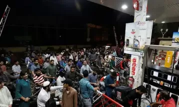 पाकिस्तान में पेट्रोल और डीजल हुए महंगे, पेट्रोल 272 और डीजल 273 पाकिस्तानी रुपये प्रति लीटर; वित्त मंत्री ने कहा- हमारे पास कोई रास्ता नहीं था