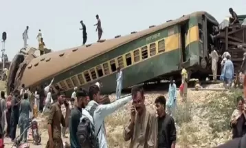 पाकिस्तान में हजारा एक्सप्रेस पटरी से उतरी, 25 यात्रियों की मौत, 165 लोग घायल; हादसे के दो घंटे बाद तक रेल मंत्री को नहीं थी जानकारी
