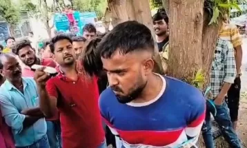 इंदौर में तार चुराने आरोप में दो युवकों को पेड़ से बांधकर भीड़ ने जमकर पीटा, सिर के बाल भी काटे गए; पुलिस ने मौके पर पहुंचकर बचाया