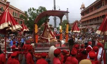 जयपुर में धूमधाम से निकली बूढ़ी तीज माता की सवारी, पूर्व राजपरिवार के सदस्यों  ने पूजा की; चांदी की पालकी का वजन 400 किलोग्राम है