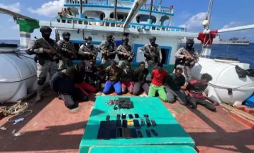 भारतीय नौसेना ने 19 पाकिस्तानी नागरिकों को सोमाली डाकुओं के चुंगल से बचाया