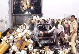 भीषण सडक़ हादसे में 7 कार सवार जिंदा जले, मृतकों में 2 बच्चे व 3 महिला शामिल